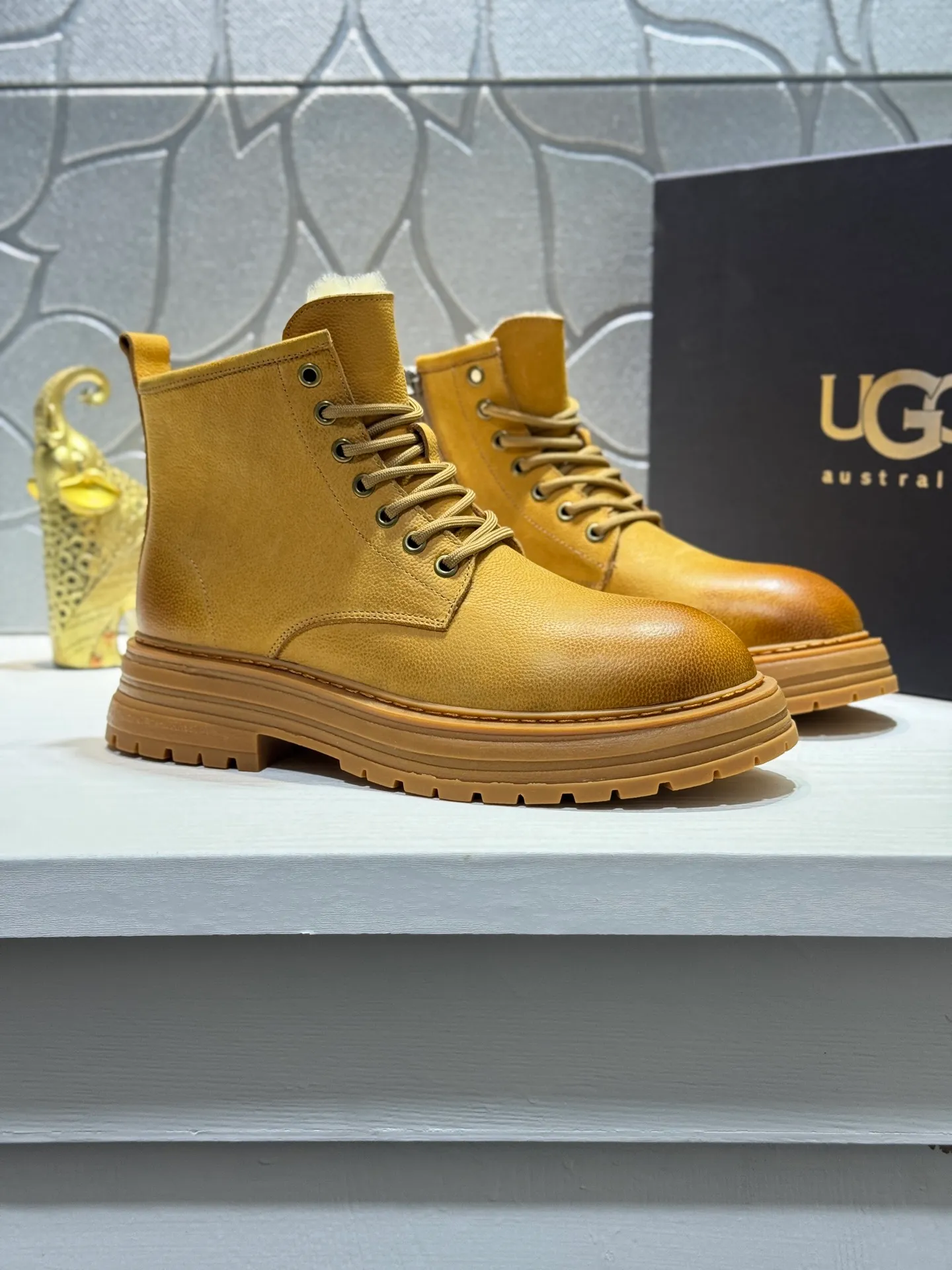 Men's men's shoes 💰660 [New style] 🦥🦥UGG - high-end quality 🔥Australian imported wool 🔥Full fur original single entry and exit counter without pressure, let you feel no replacement 💏The upper is made of first-layer cowhide 'all original Australian wool' Strict men's boots thick wool can be distinguished by the naked eye 💓Real wool keeps warm and does not smell like feet, warms the whole winter ✨Carefully crafted for those who know the goods🔥Size: 38-44 (45 customized